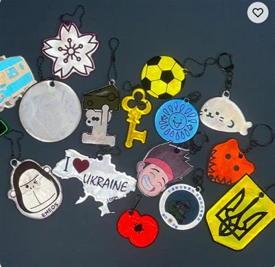 দ্য ডার্ক সেফ রিফ্লেক্টিভ কীচেইনে গ্লো